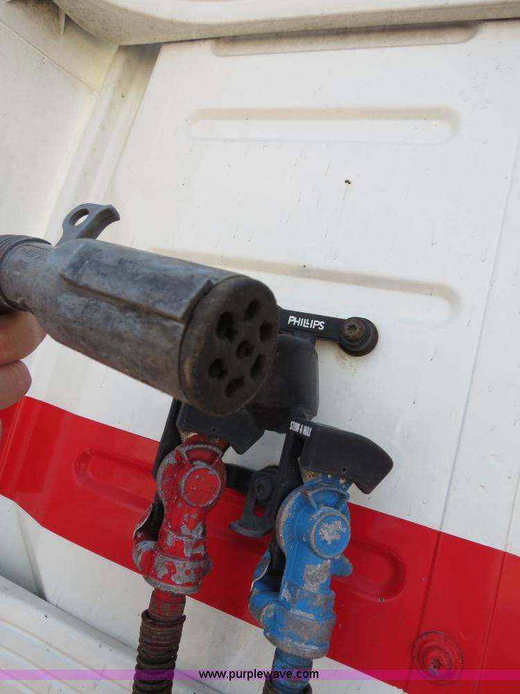 image for item B2281 2006 Volvo VNL semi truck