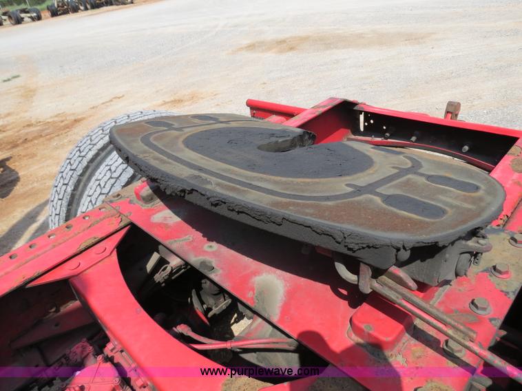 image for item B2281 2006 Volvo VNL semi truck