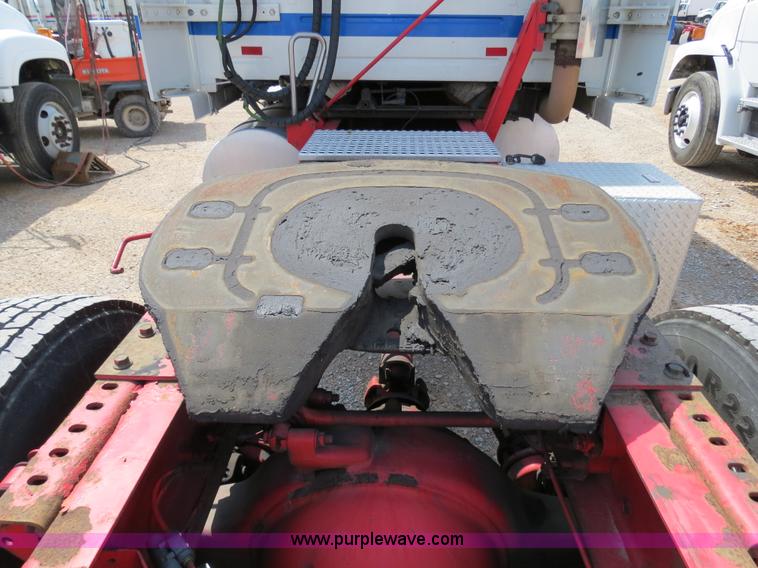 image for item B2281 2006 Volvo VNL semi truck