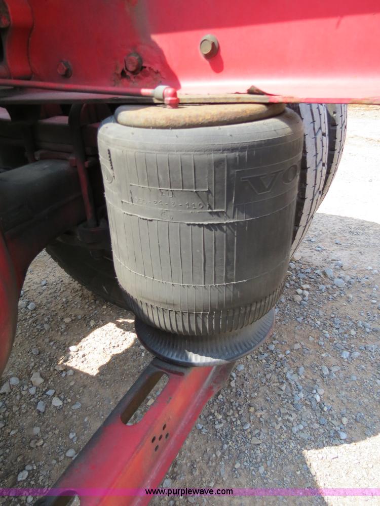 image for item B2281 2006 Volvo VNL semi truck