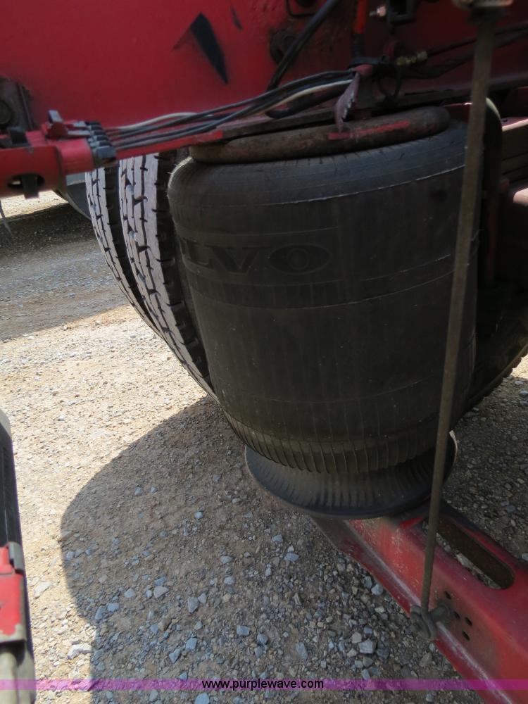 image for item B2281 2006 Volvo VNL semi truck