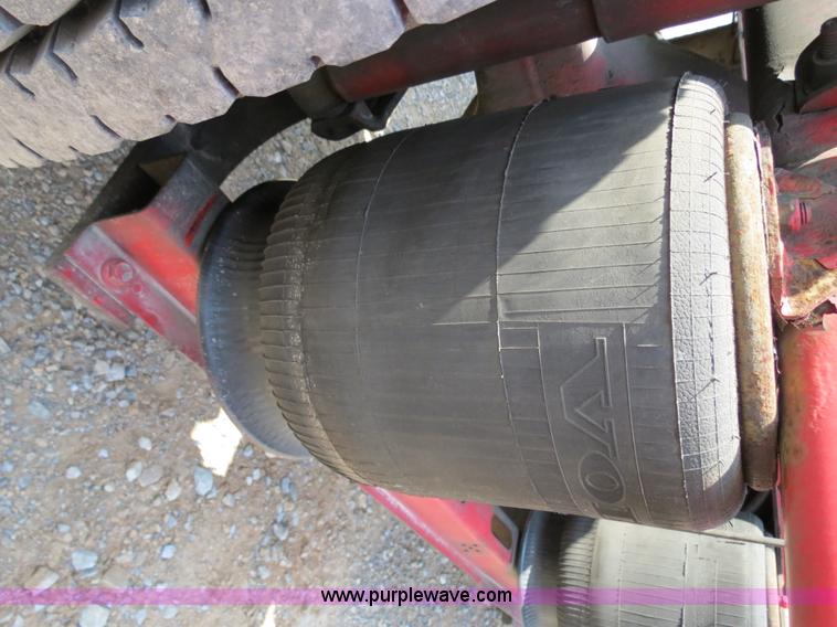 image for item B2281 2006 Volvo VNL semi truck