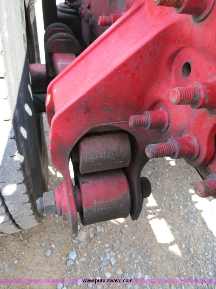 image for item B2281 2006 Volvo VNL semi truck