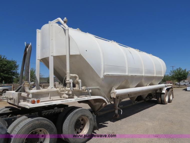 image for item B2292 1970 Fruehauf 40' aluminum pneumatic dry bulk trailer