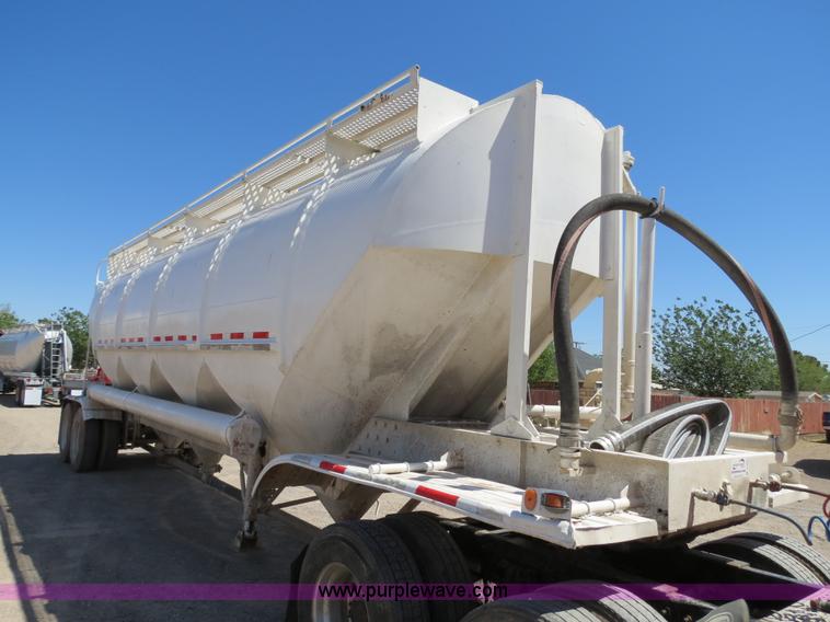 image for item B2292 1970 Fruehauf 40' aluminum pneumatic dry bulk trailer