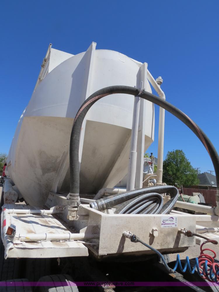 image for item B2292 1970 Fruehauf 40' aluminum pneumatic dry bulk trailer