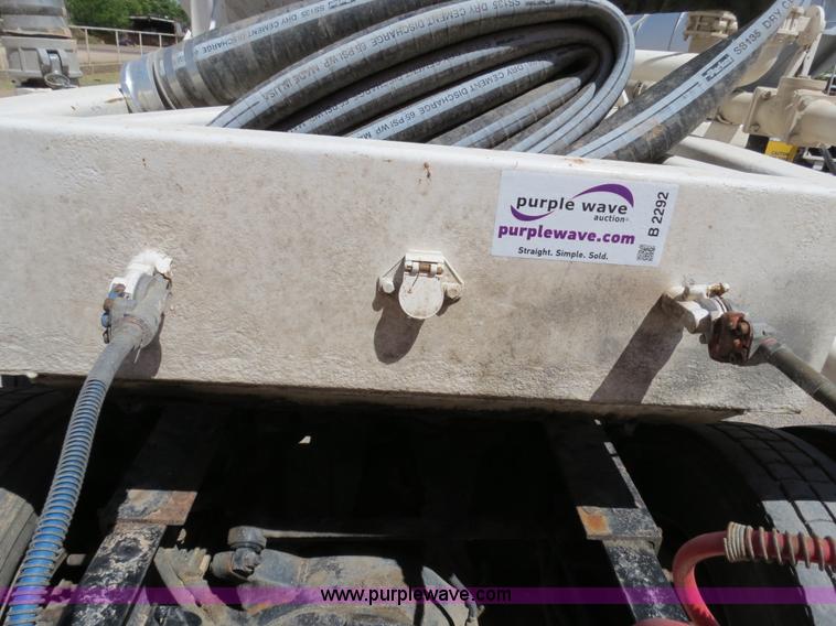 image for item B2292 1970 Fruehauf 40' aluminum pneumatic dry bulk trailer