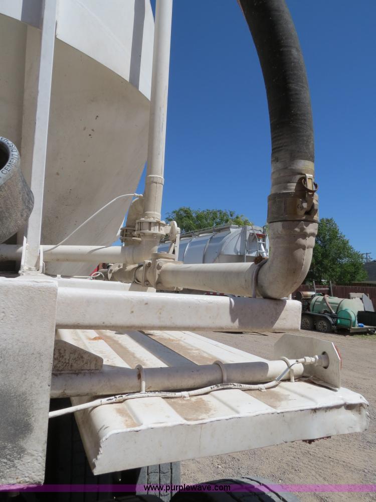 image for item B2292 1970 Fruehauf 40' aluminum pneumatic dry bulk trailer