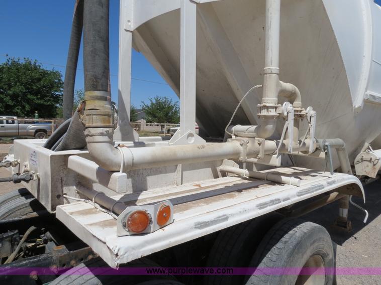 image for item B2292 1970 Fruehauf 40' aluminum pneumatic dry bulk trailer