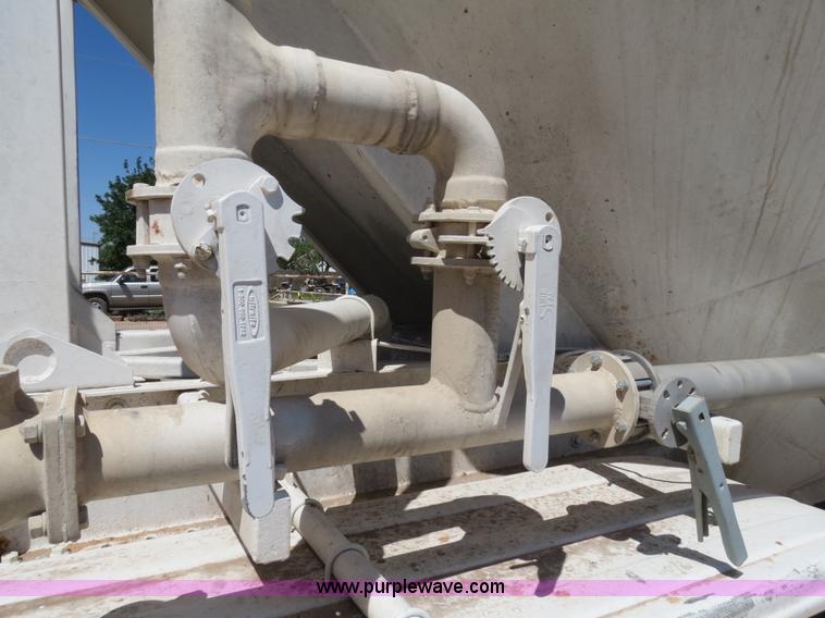 image for item B2292 1970 Fruehauf 40' aluminum pneumatic dry bulk trailer