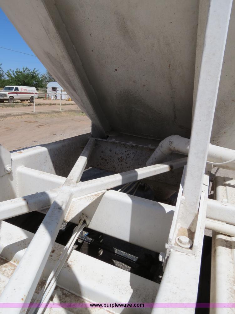 image for item B2292 1970 Fruehauf 40' aluminum pneumatic dry bulk trailer