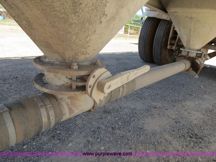 image for item B2292 1970 Fruehauf 40' aluminum pneumatic dry bulk trailer