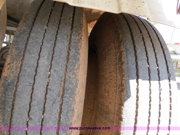 image for item B2292 1970 Fruehauf 40' aluminum pneumatic dry bulk trailer