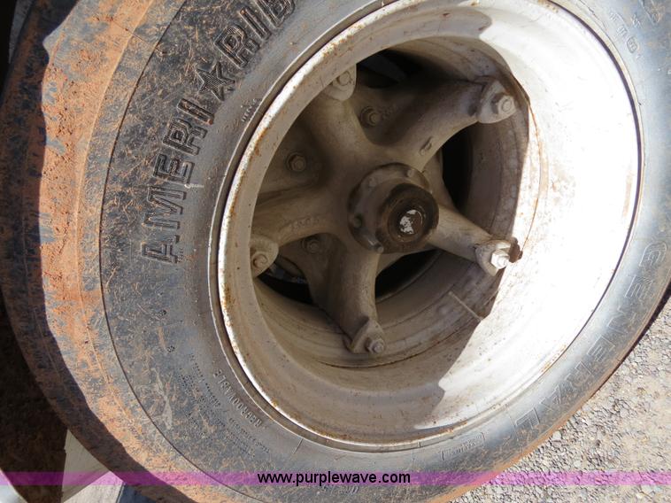 image for item B2292 1970 Fruehauf 40' aluminum pneumatic dry bulk trailer