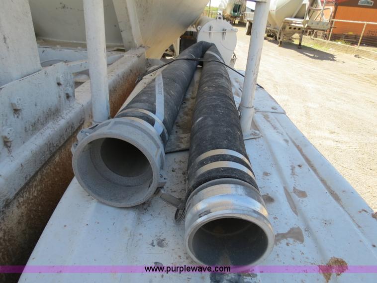 image for item B2292 1970 Fruehauf 40' aluminum pneumatic dry bulk trailer