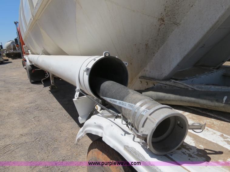 image for item B2292 1970 Fruehauf 40' aluminum pneumatic dry bulk trailer