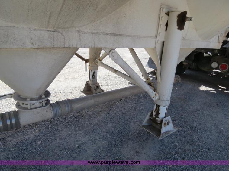 image for item B2292 1970 Fruehauf 40' aluminum pneumatic dry bulk trailer