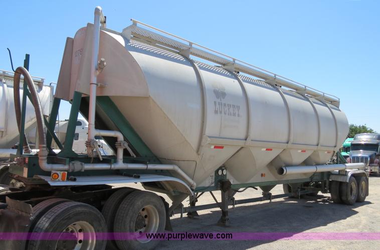 image for item B2295 1971 Fruehauf 40' aluminum pneumatic dry bulk trailer