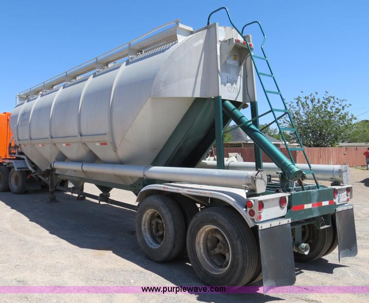 image for item B2295 1971 Fruehauf 40' aluminum pneumatic dry bulk trailer