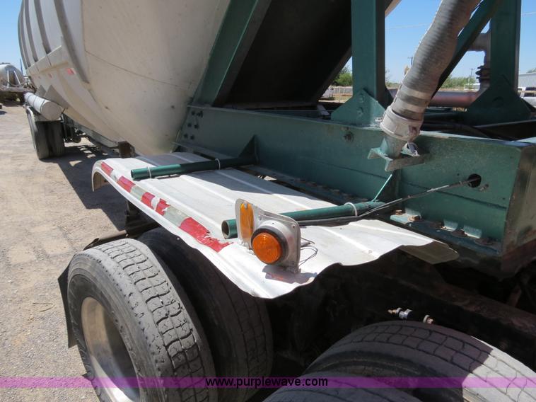 image for item B2295 1971 Fruehauf 40' aluminum pneumatic dry bulk trailer