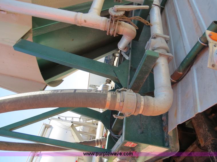 image for item B2295 1971 Fruehauf 40' aluminum pneumatic dry bulk trailer