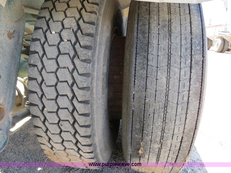 image for item B2295 1971 Fruehauf 40' aluminum pneumatic dry bulk trailer