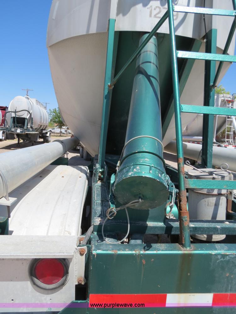 image for item B2295 1971 Fruehauf 40' aluminum pneumatic dry bulk trailer