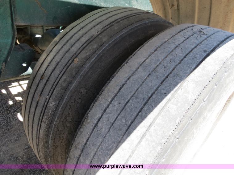 image for item B2295 1971 Fruehauf 40' aluminum pneumatic dry bulk trailer