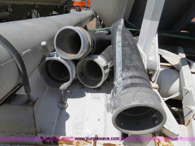 image for item B2296 1970 Fruehauf 40' aluminum pneumatic dry bulk trailer