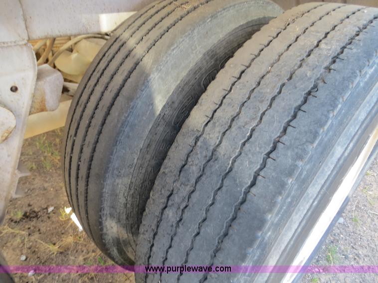 image for item B2296 1970 Fruehauf 40' aluminum pneumatic dry bulk trailer