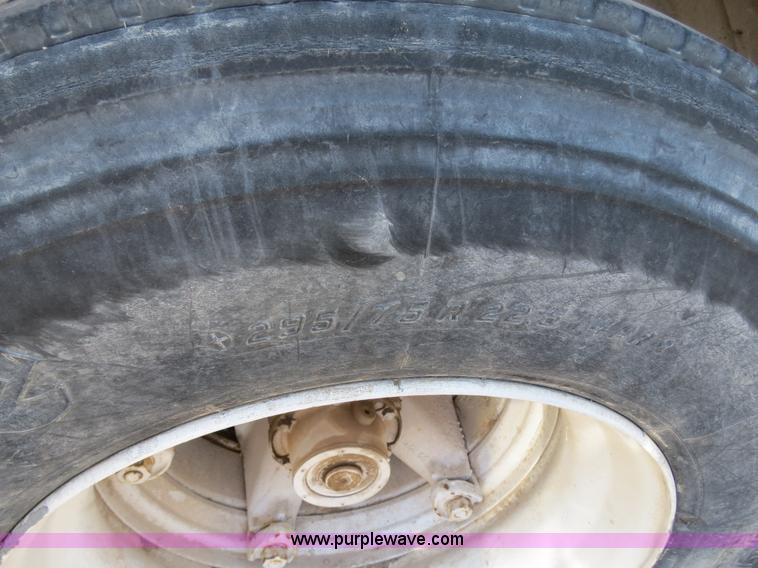 image for item B2296 1970 Fruehauf 40' aluminum pneumatic dry bulk trailer