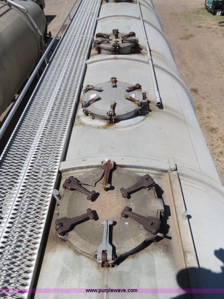 image for item B2296 1970 Fruehauf 40' aluminum pneumatic dry bulk trailer