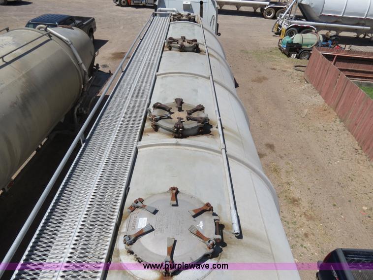 image for item B2296 1970 Fruehauf 40' aluminum pneumatic dry bulk trailer