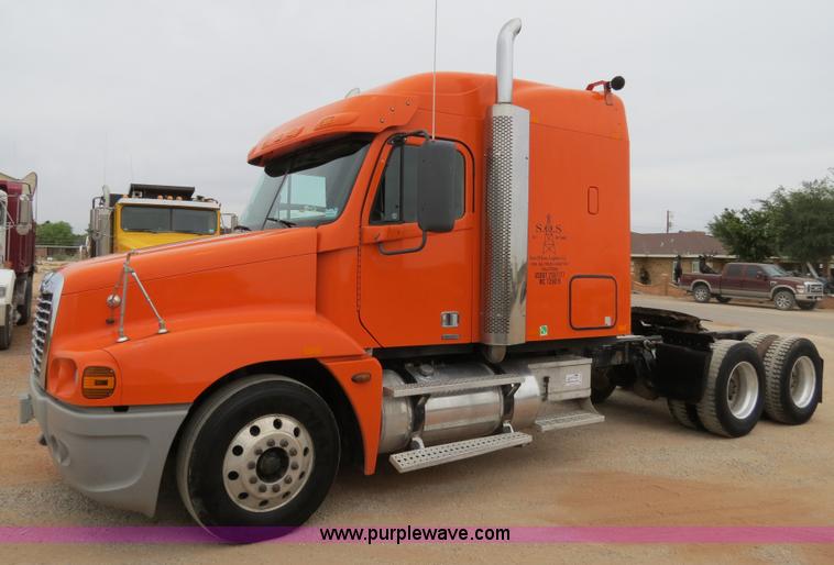 image for item B2299 2005 Freightliner Century Class S/T semi truck