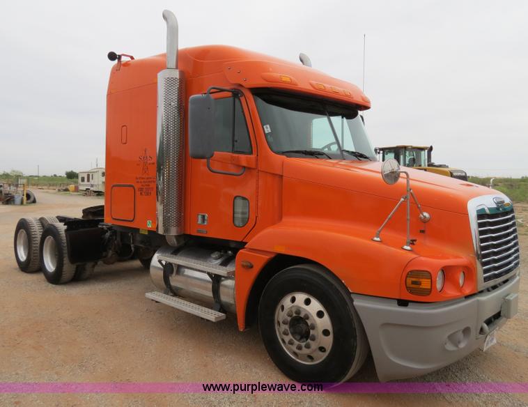image for item B2299 2005 Freightliner Century Class S/T semi truck