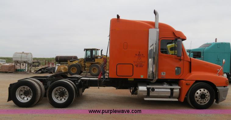 image for item B2299 2005 Freightliner Century Class S/T semi truck