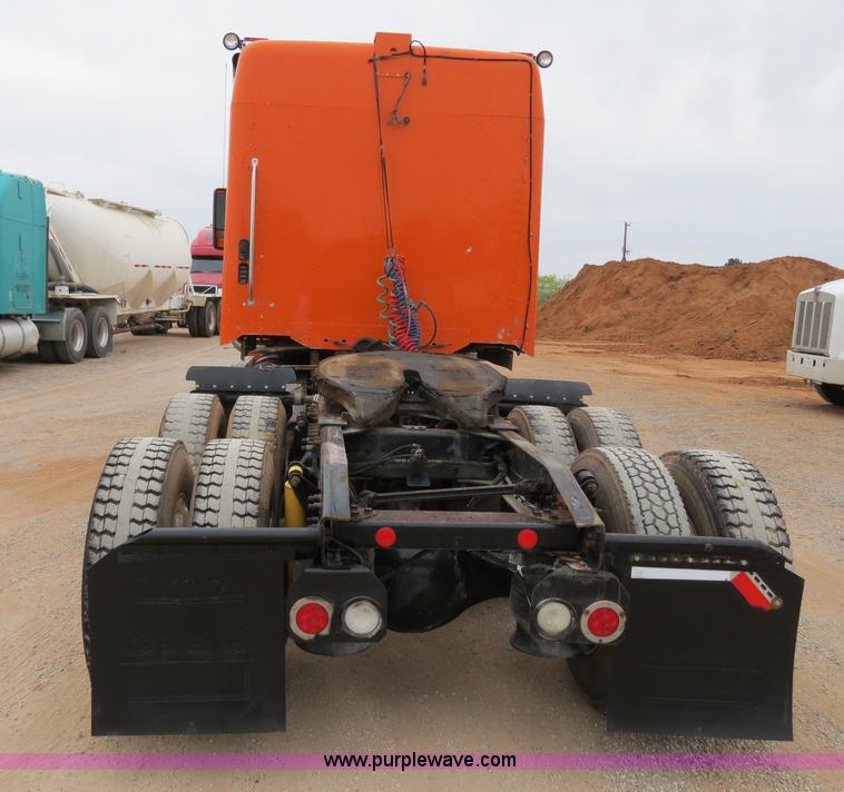 image for item B2299 2005 Freightliner Century Class S/T semi truck