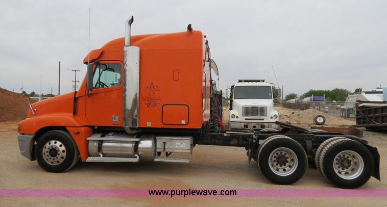 image for item B2299 2005 Freightliner Century Class S/T semi truck