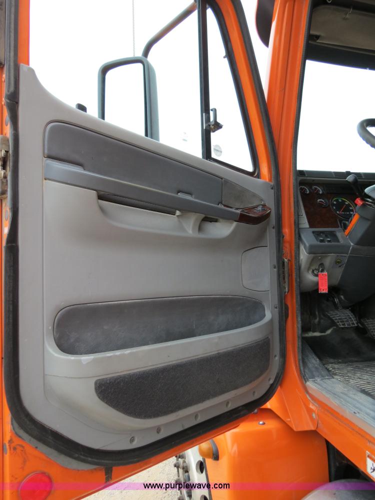 image for item B2299 2005 Freightliner Century Class S/T semi truck