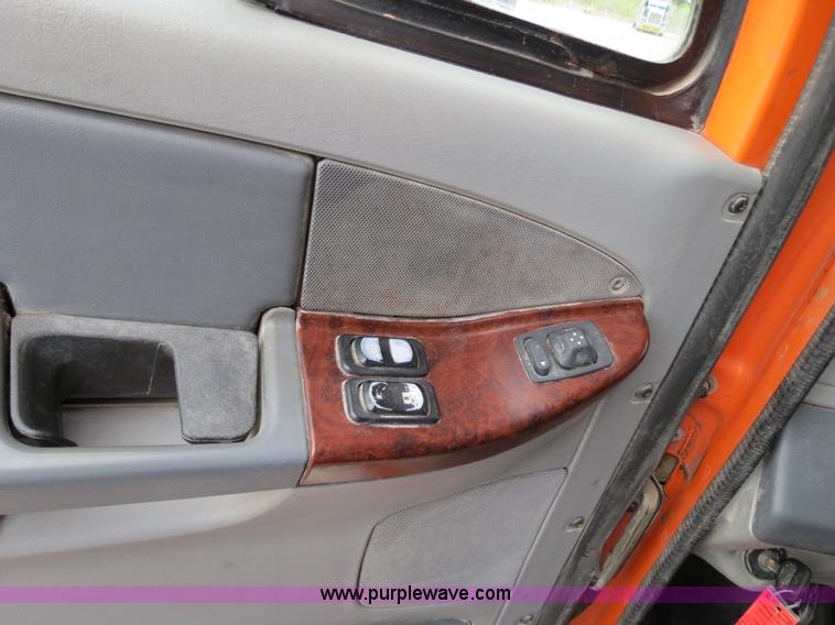 image for item B2299 2005 Freightliner Century Class S/T semi truck