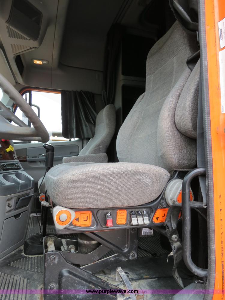 image for item B2299 2005 Freightliner Century Class S/T semi truck