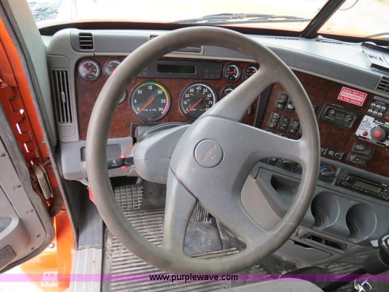 image for item B2299 2005 Freightliner Century Class S/T semi truck