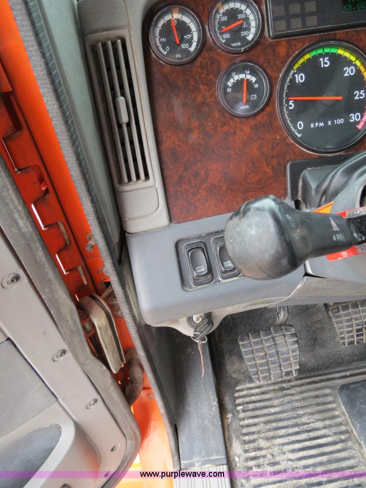 image for item B2299 2005 Freightliner Century Class S/T semi truck