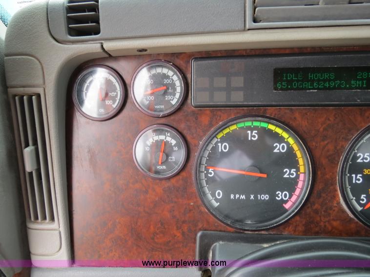 image for item B2299 2005 Freightliner Century Class S/T semi truck