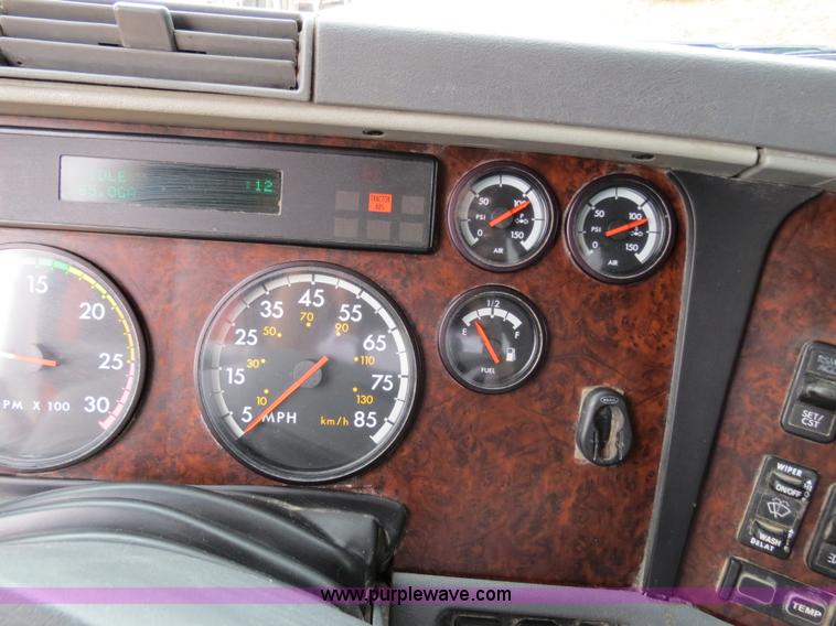 image for item B2299 2005 Freightliner Century Class S/T semi truck