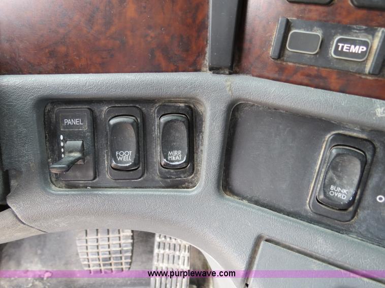 image for item B2299 2005 Freightliner Century Class S/T semi truck