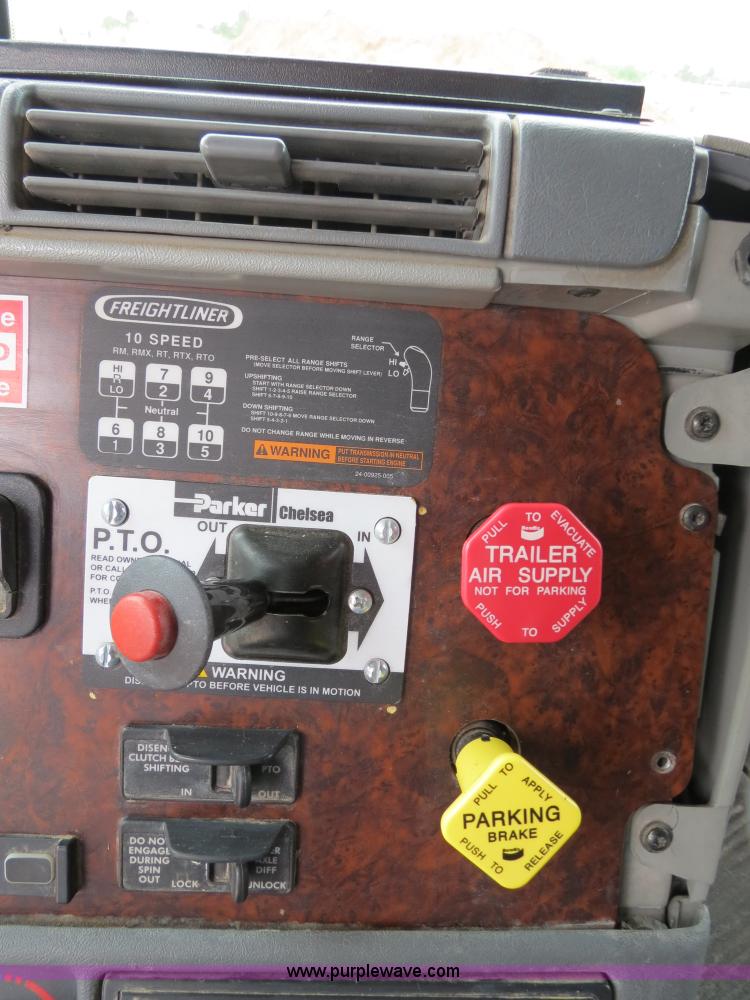 image for item B2299 2005 Freightliner Century Class S/T semi truck