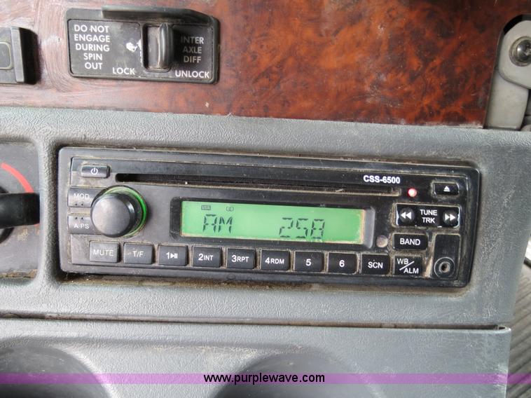 image for item B2299 2005 Freightliner Century Class S/T semi truck