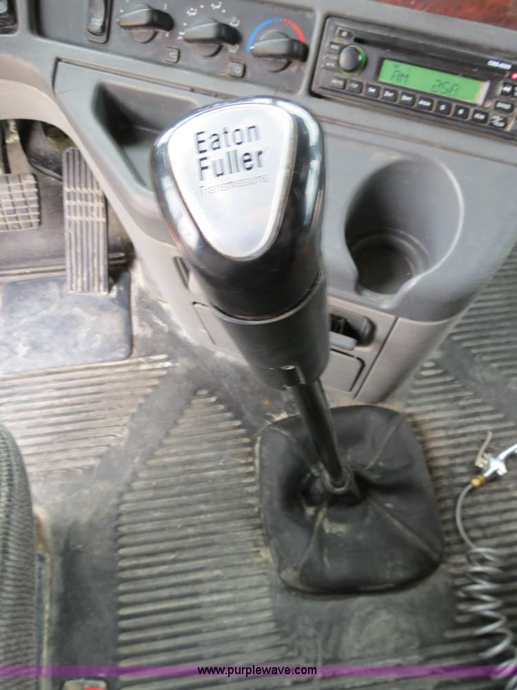 image for item B2299 2005 Freightliner Century Class S/T semi truck