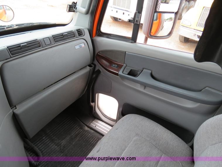 image for item B2299 2005 Freightliner Century Class S/T semi truck